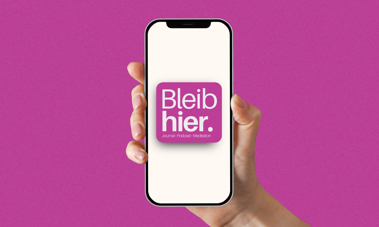 Das Logo der App Bleib Hier by KOMM KLAR DIGGA auf einem Magenta Hintergrund und Smartphone
